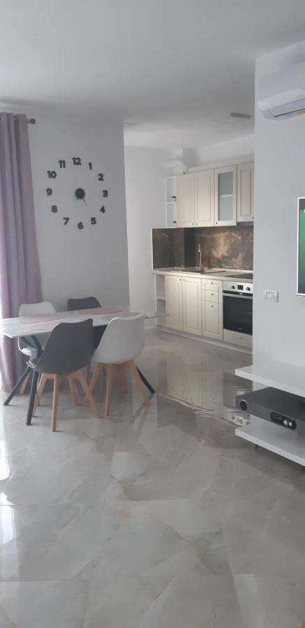 Aqua West Apartment Free Parking- Self Check-In Oradea Exterior photo